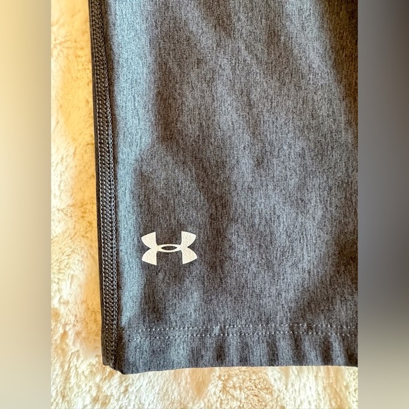 Under Armour | Woman’s Medium | Fitted Capri Workout Leggings | EUC - Picture 2 of 7